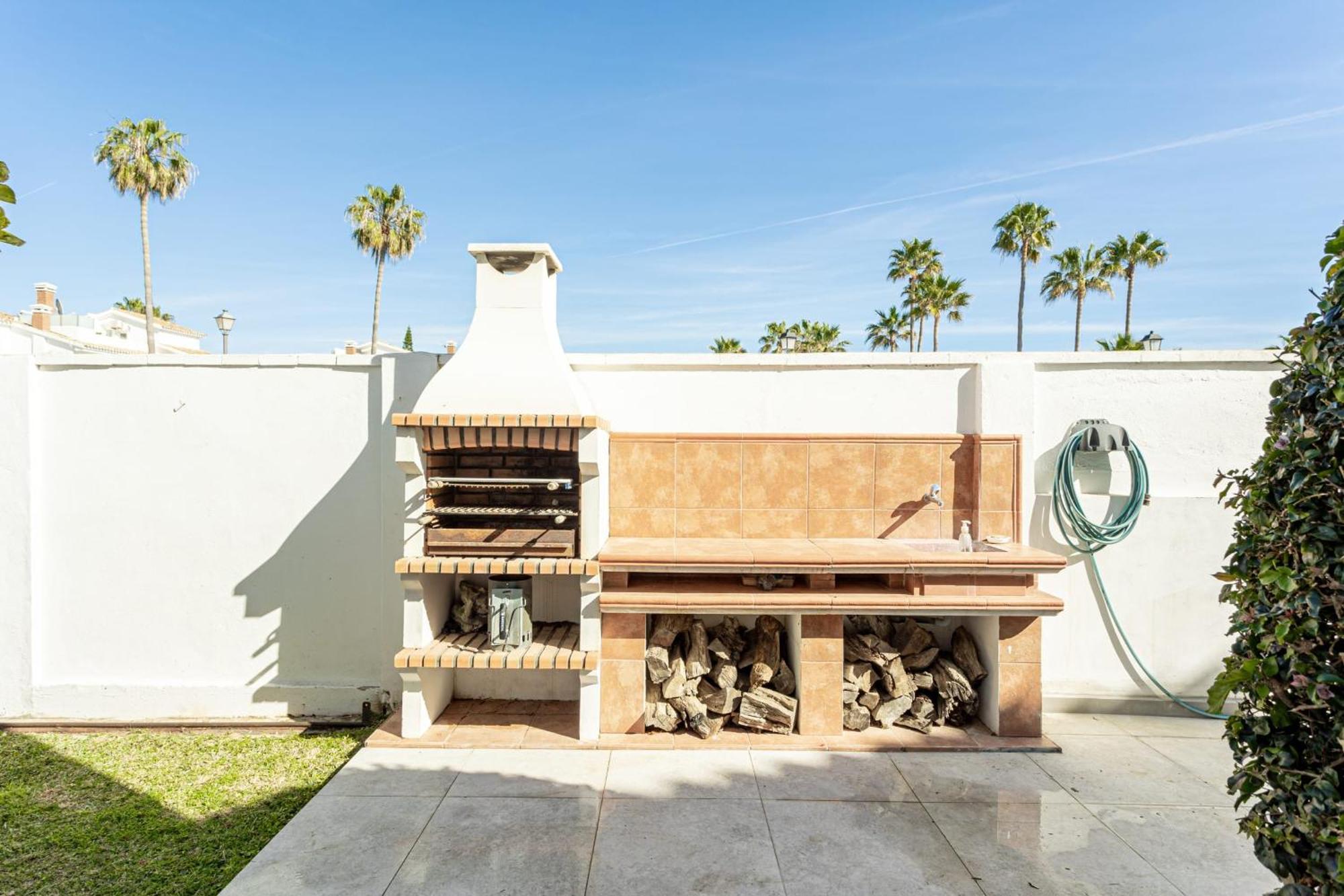 Frontline Townhouse El Rosario- 4 Bedrooms Vakantiehuis *