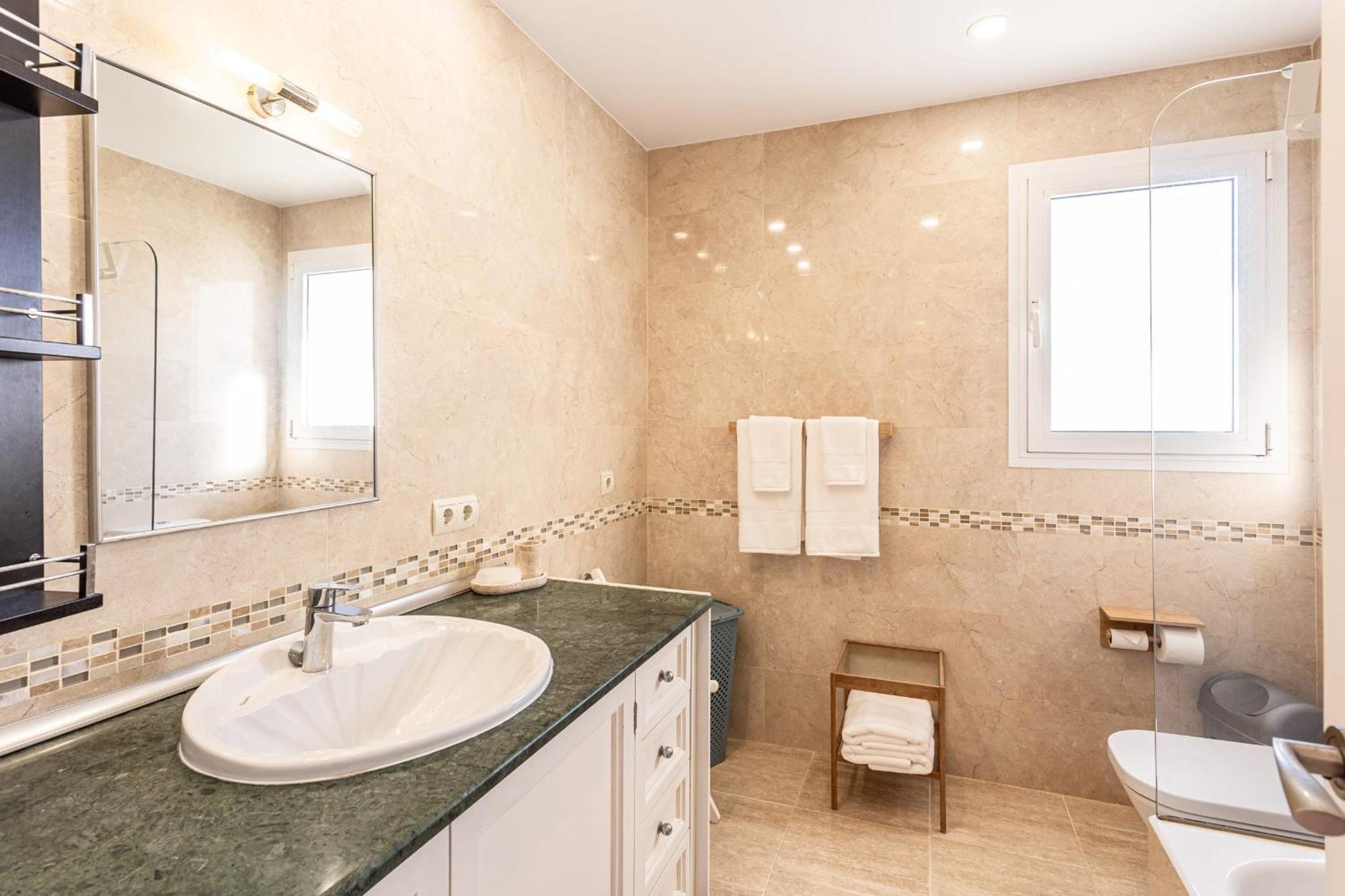 Frontline Townhouse El Rosario- 4 Bedrooms Vakantiehuis Marbella